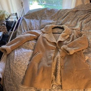 Cutest furry coat. “MONORENO”: perfect for fall and winter! Second pic has flash